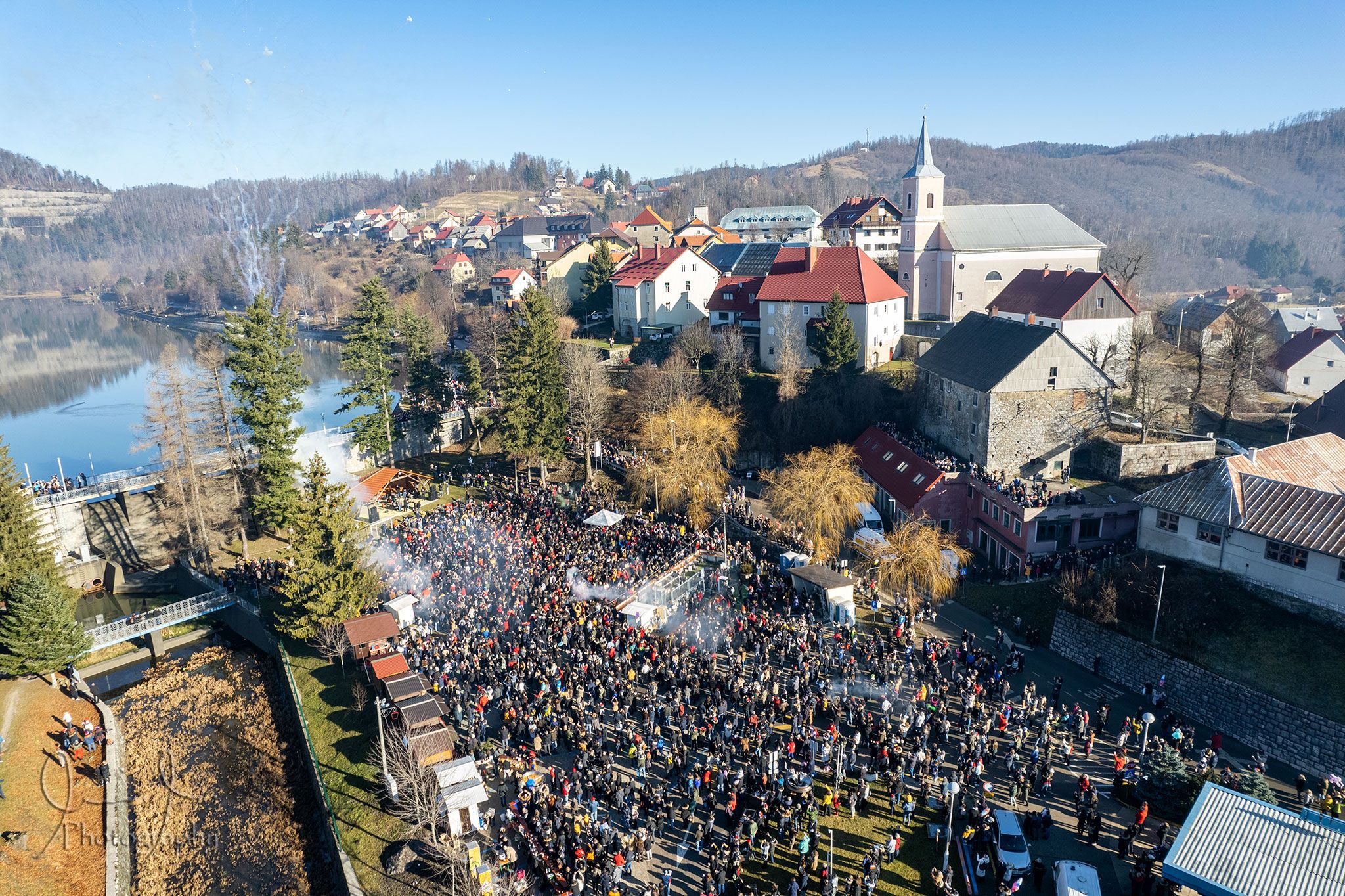 Legendaran ispraćaj stare i doček nove godine u podne u Fužinama