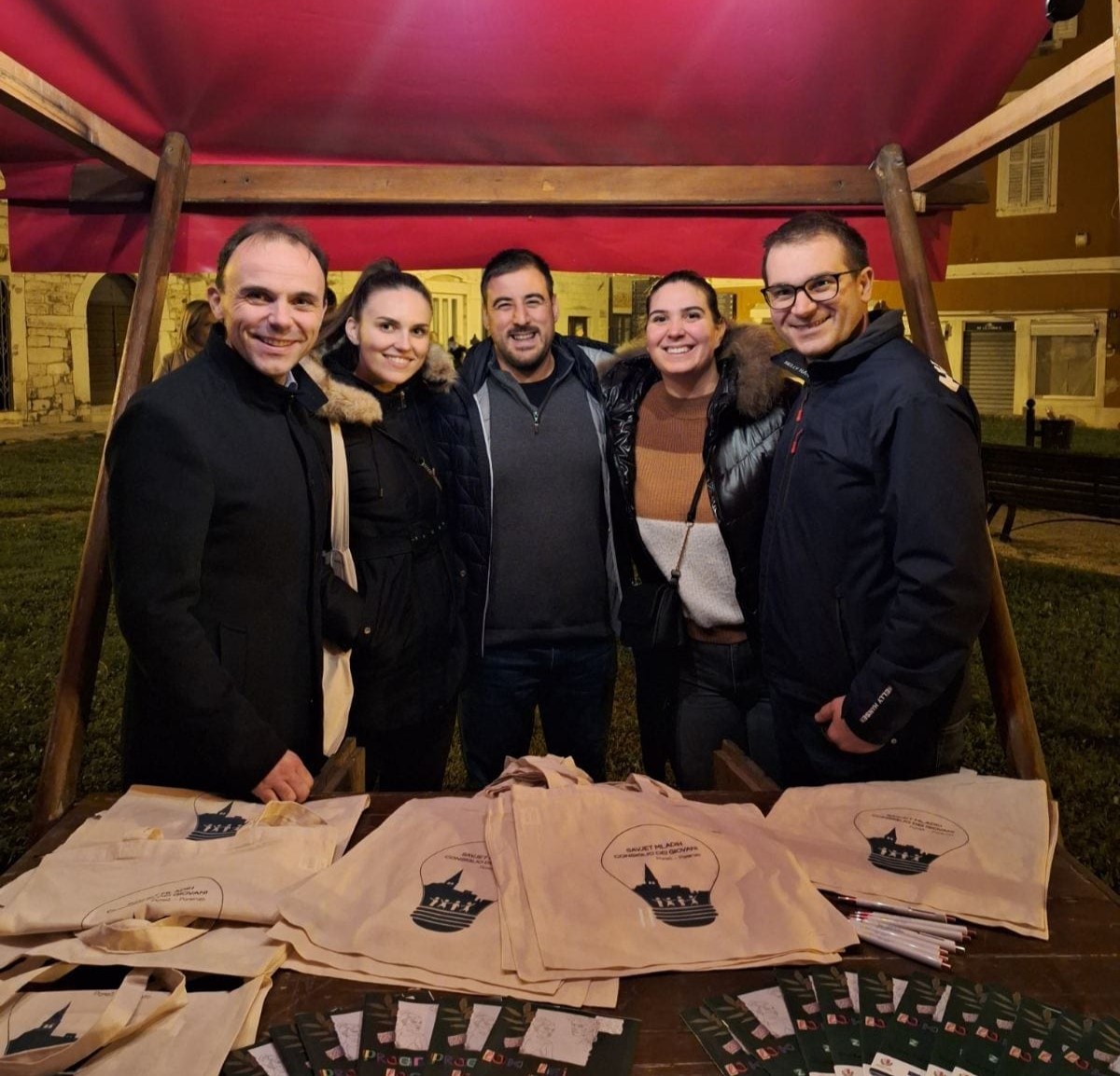 Gradonacelnik_Loris_Peruric_i_promo_stand_Savjet_mladih_Porec.jpg