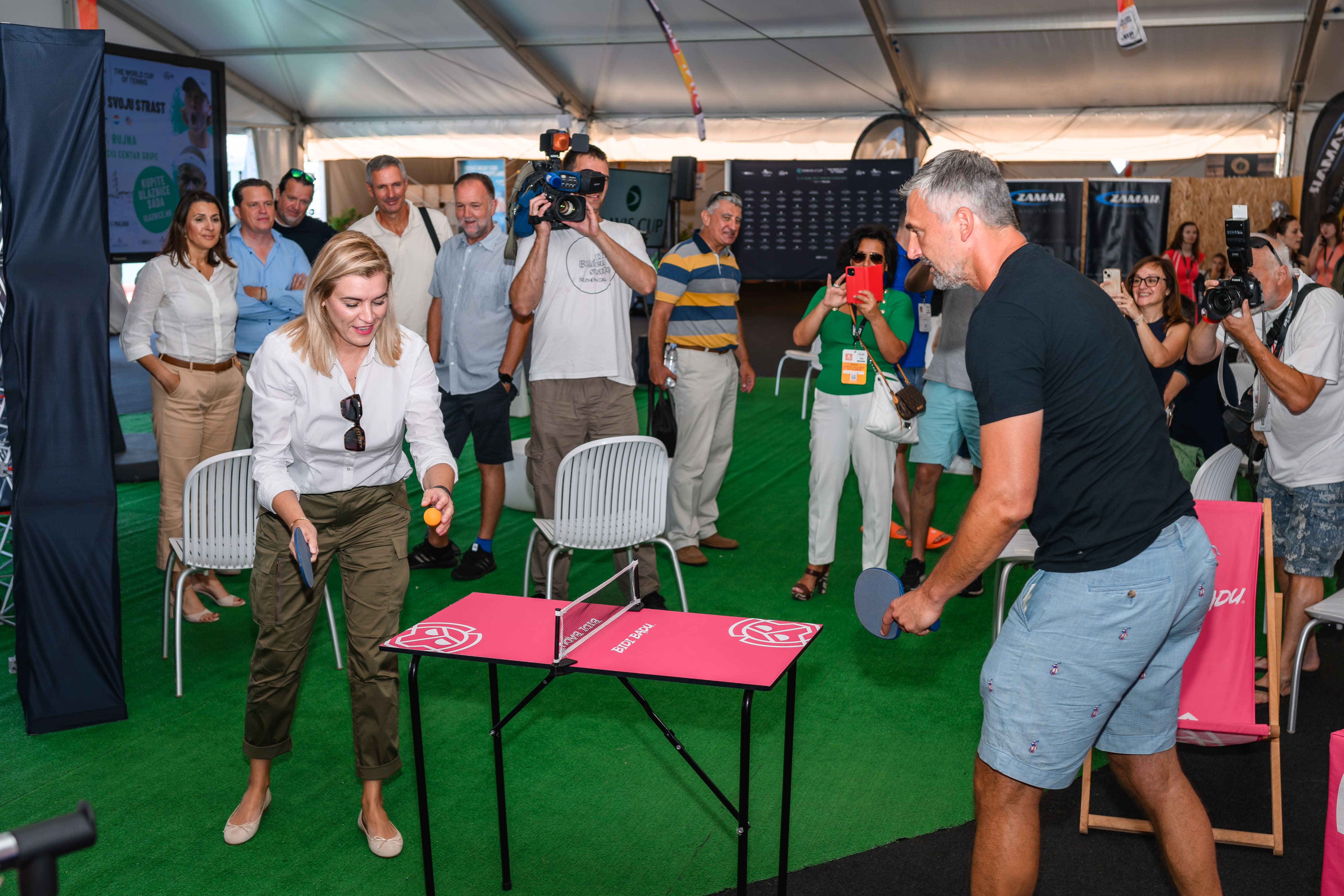Ministrica_Brnjac_zaigrala_stolni_tenis_s_Goranom_Ivaniševićem_3.jpg