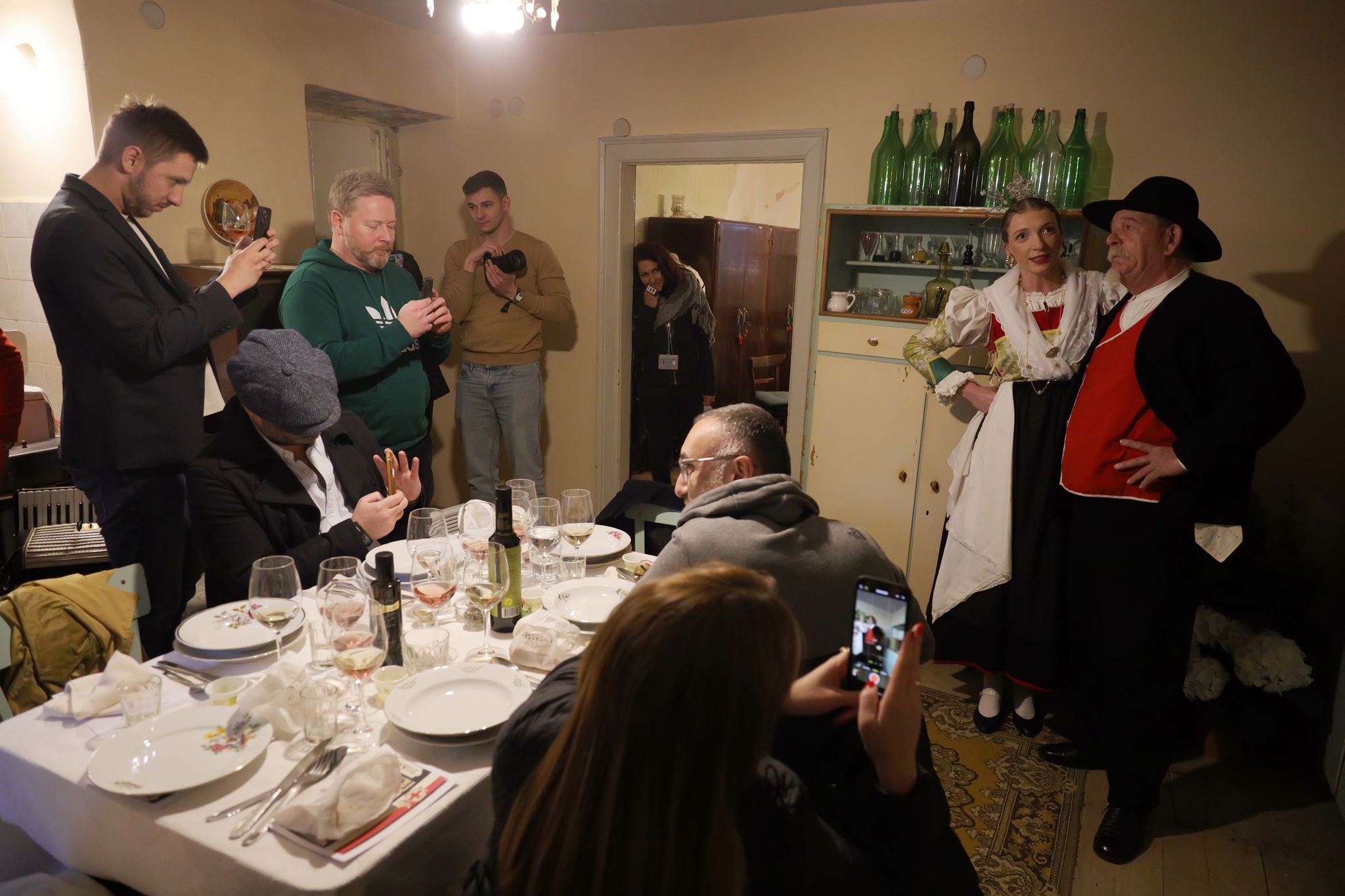 Weekend_Food_Festival_Vodnjan_par_u_svečanoj_nošnji_pjeva_tradicionalne_basse_04.jpg