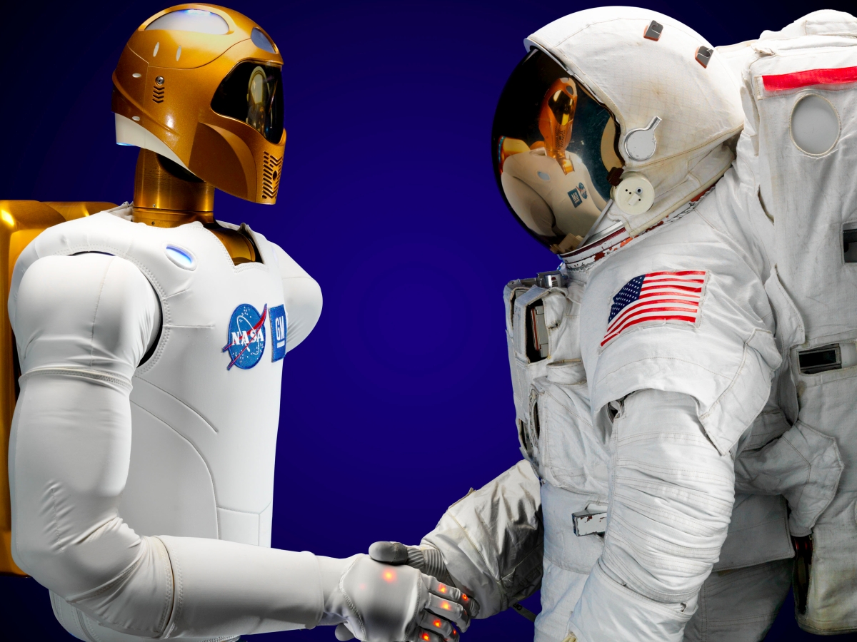 astronaut_vs_robonaut.jpg