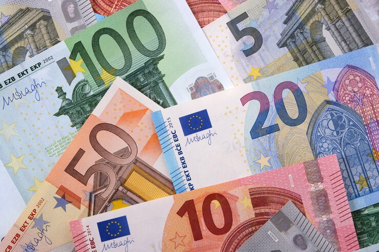 various-different-euros-background_1101-2387.jpg