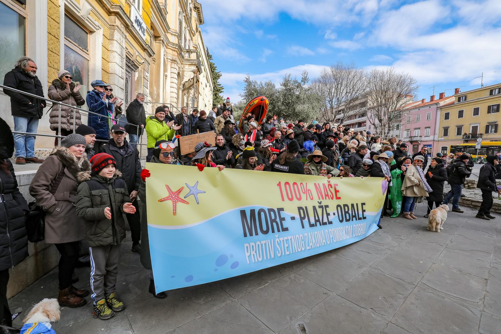 U Puli održan prosvjed protiv prijedloga novog Zakona o pomorskom dobru 