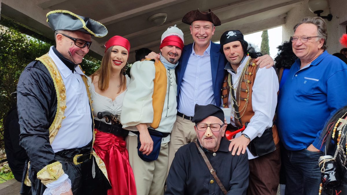 Maškarani pirati obišli Rovinjsko Selo FEŠTAT ĆE SE DO DUGO U NOĆ