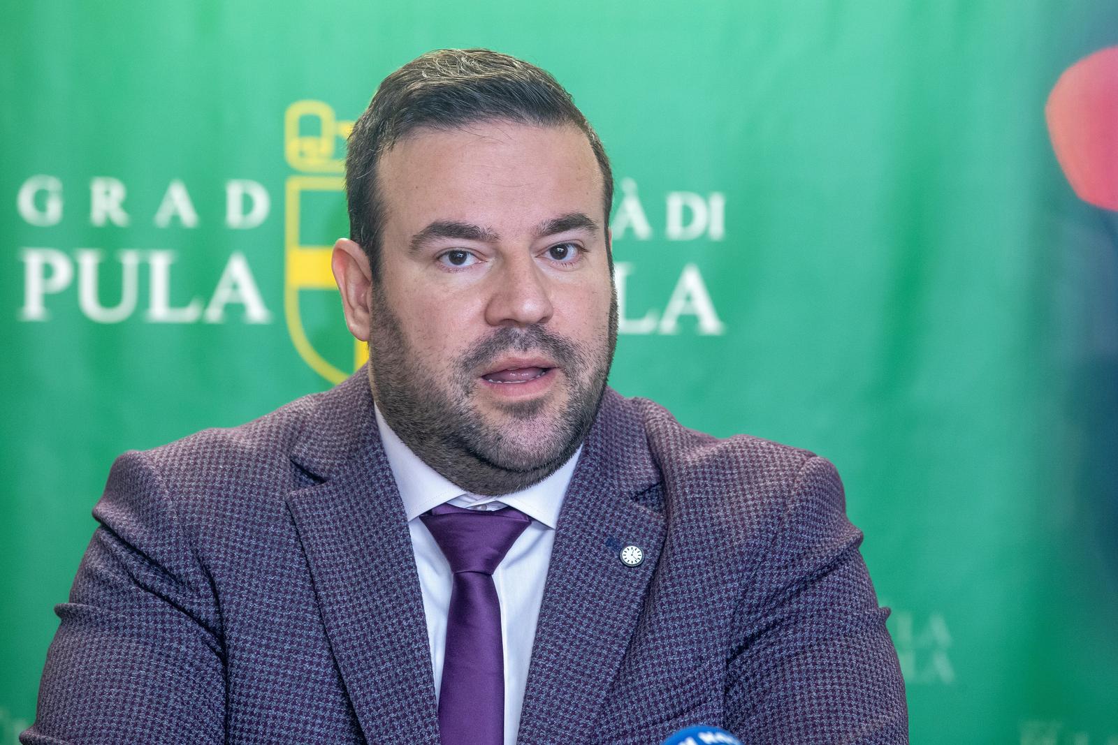 UNATOČ PRIJETNJAMA I PSOVKAMA Zoričić odlučno odbija dopustiti da 'cajke' sviraju u gradskom prostoru