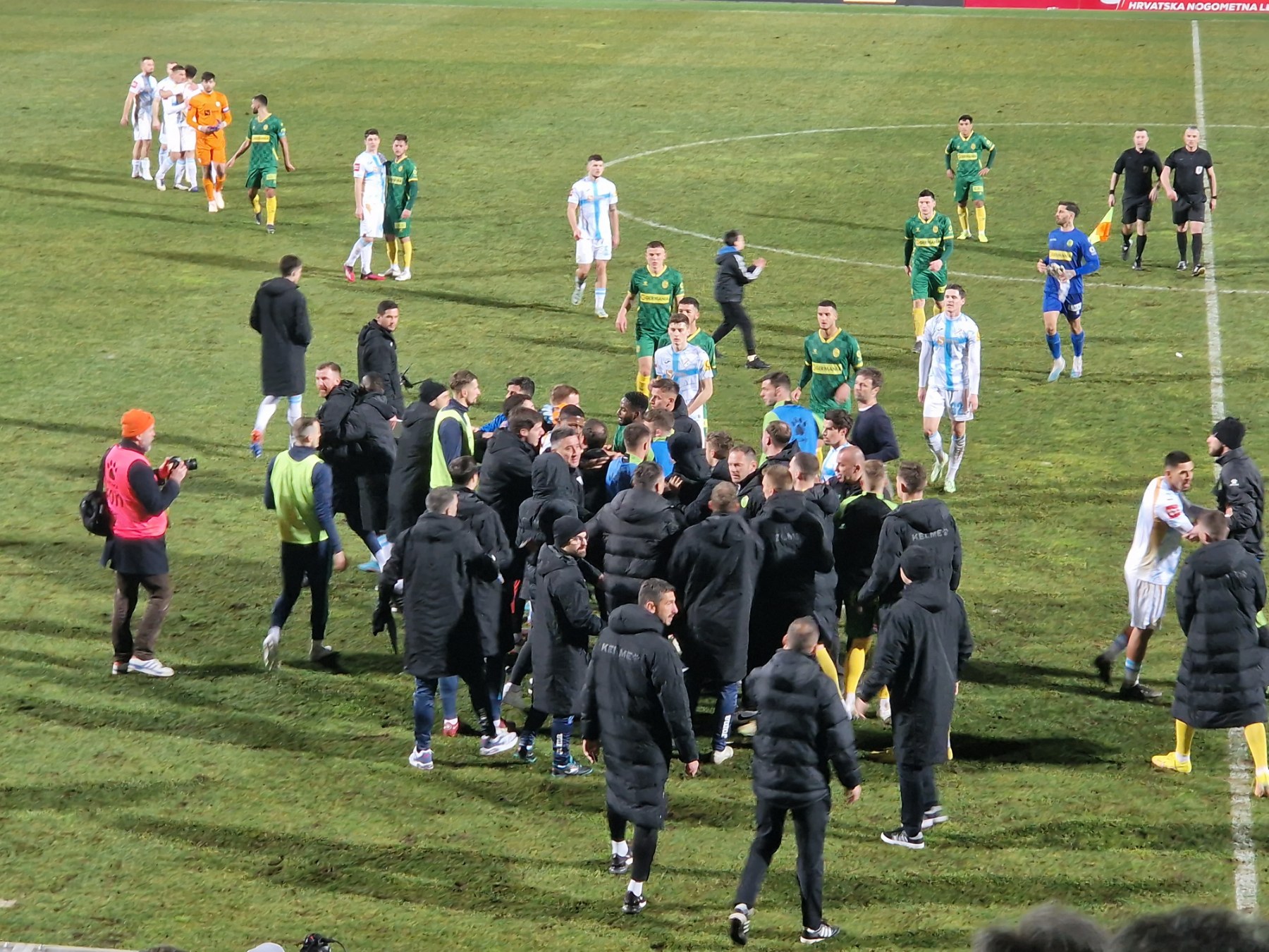 SRAMOTA! Derbi na Drosini uništio glavni sudac