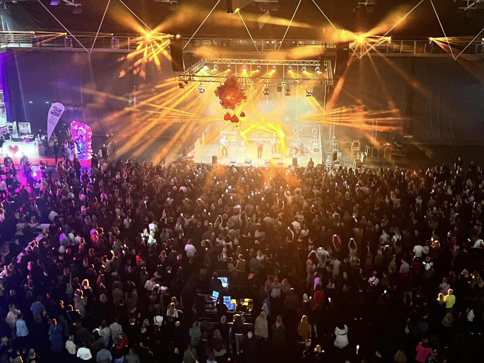 (FOTO) Tony Cetinski u Poreču održao čaroban koncert uz nezaboravne hitove