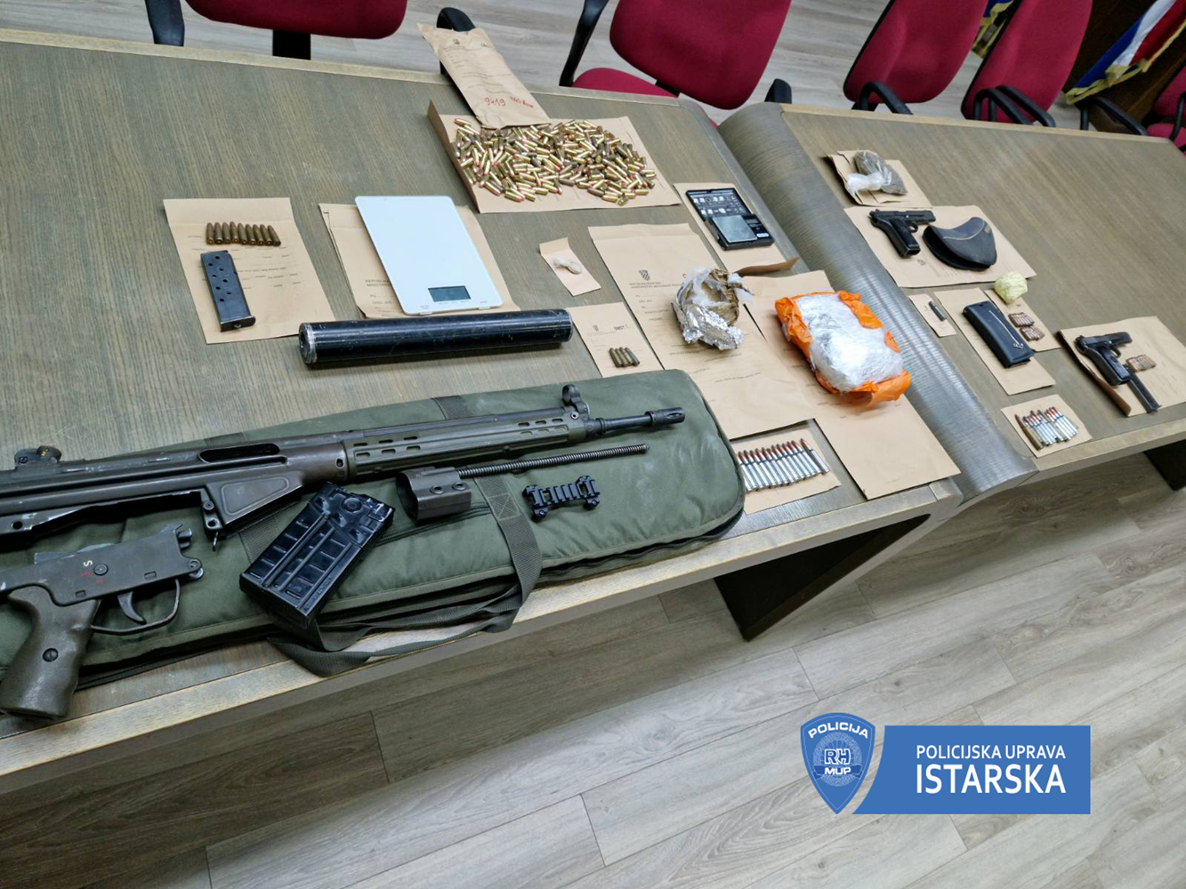 VIDEO/FOTO U pretresu kuće u Puli, policija kod muškarca pronašla veliku količnu oružja i droge