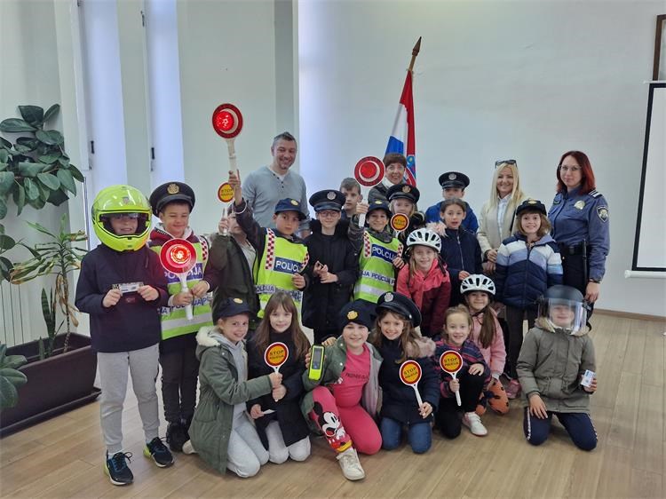Rovinjski osnovnoškolci posjetili policijsku postaju