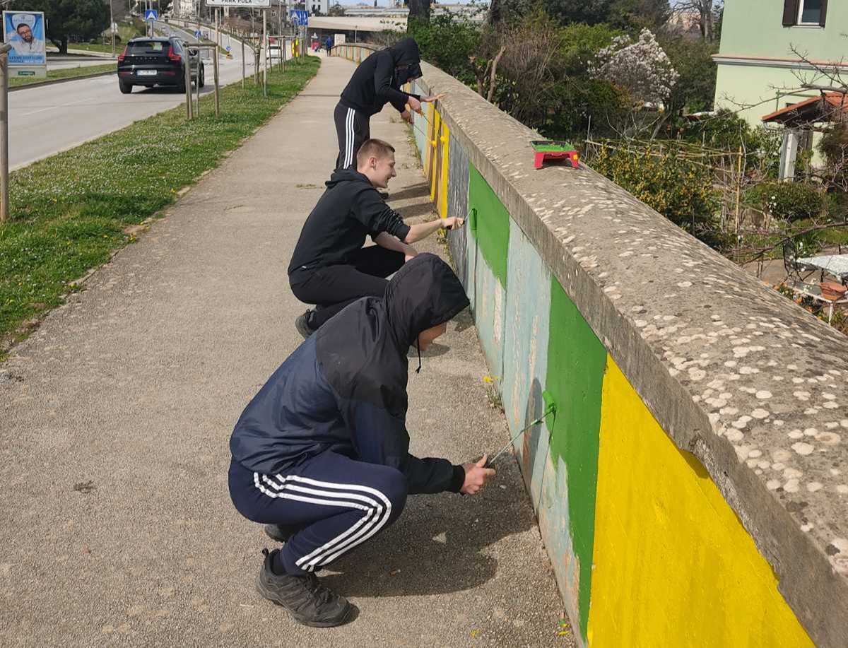 BRAVO! Demoni nedjeljno jutro iskoristili za uljepšavanje zida zeleno-žutim bojama