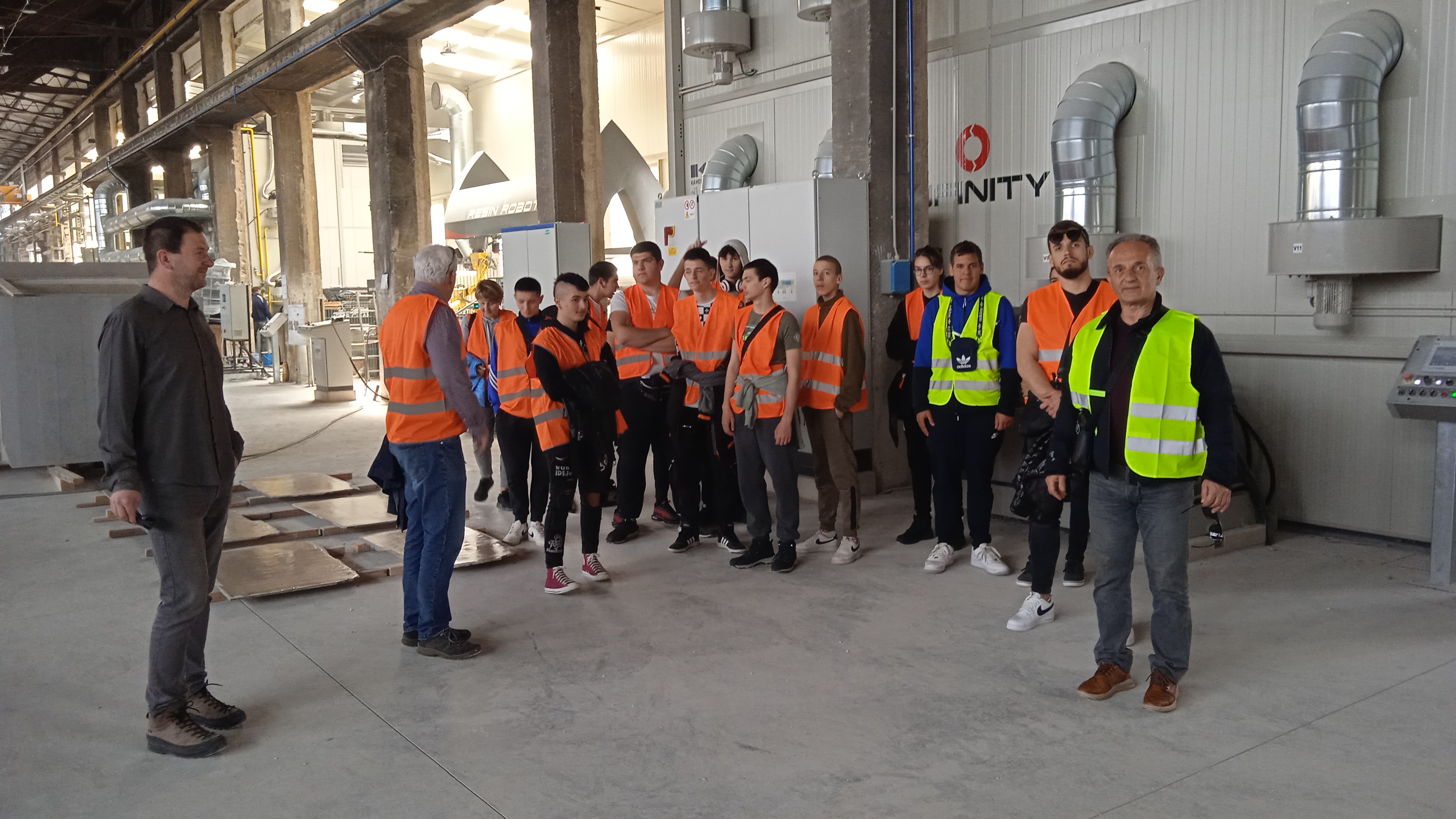 LJUDI I STROJEVI Edukacijsko druženje učenika Industrijsko-obrtničke škole Pula izvan školskih klupa
