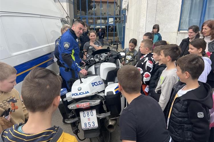 OVO ĆE PAMTITI Pulski osnovci posjetili istarsku policiju