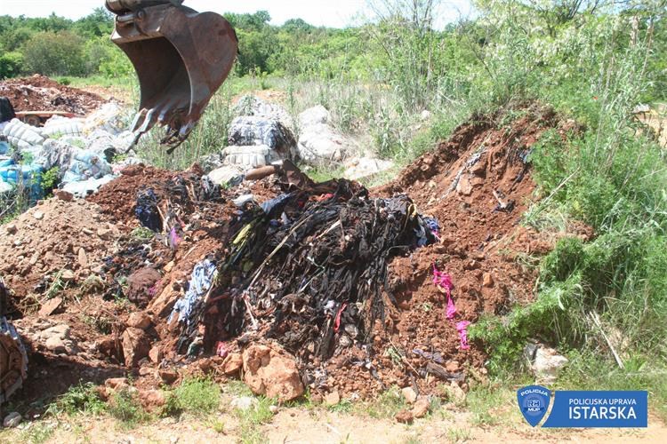 PODIGNUTA OPTUŽNICA Na području Buja i Umaga zakopali više od 480 000 kg otpada uvezenog iz Italije