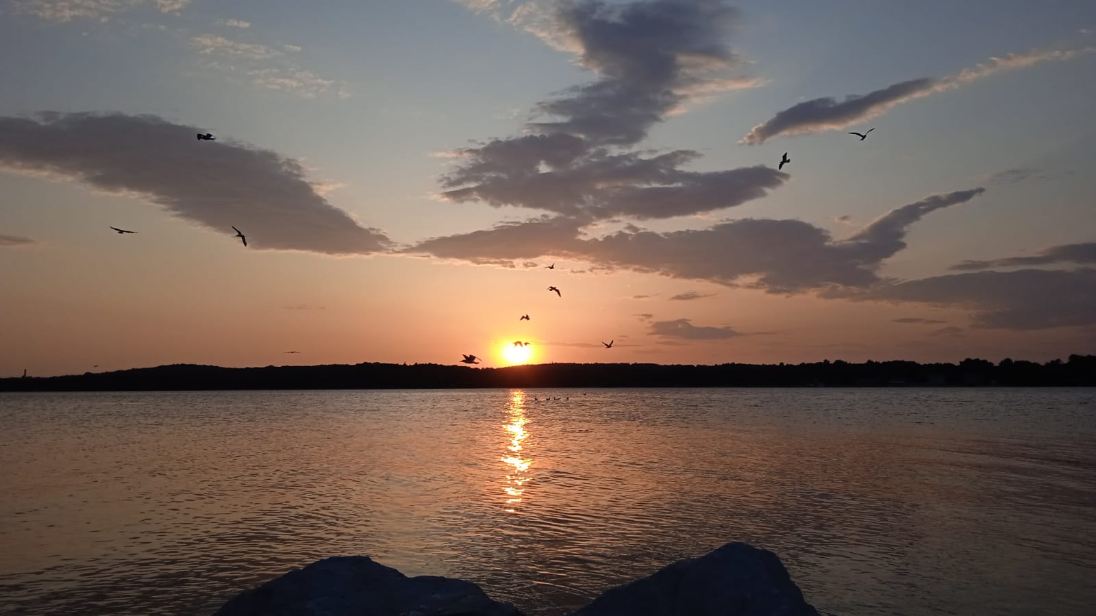 PROLJETNI SUTON Sve nam je tu, na dohvat pogleda...