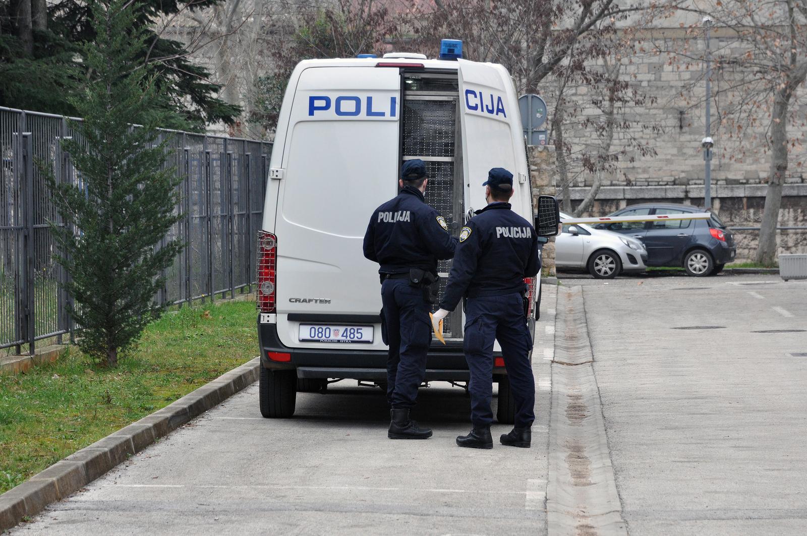 UHIĆENI U PULI Muškarac i žena iz Srbije pijani gađali brod kamenjem pa fizički napali vlasnika