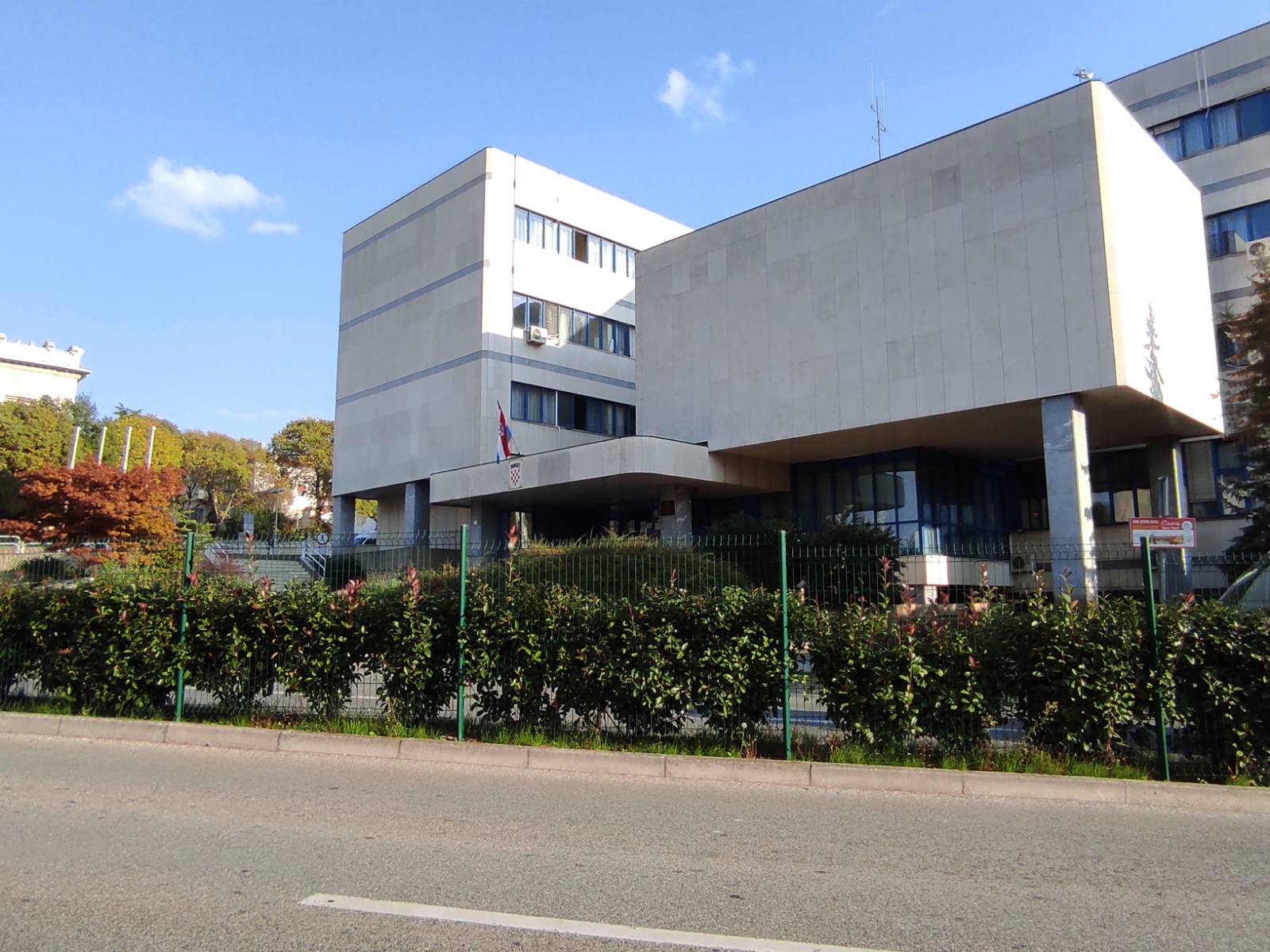Čistila kuću pa pronašla pištolj, muškarac predao dvije puške