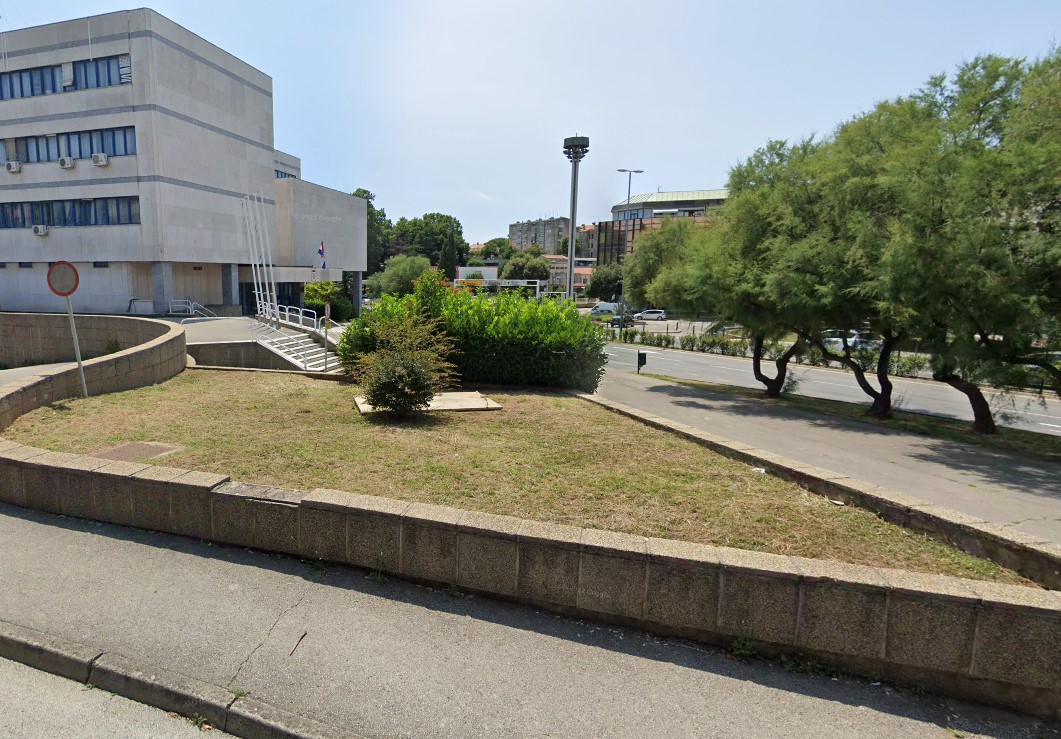 U CENTRU PULE Djevojka rukama izudarala 71-godišnjaka i nanijela mu teške ozlijede