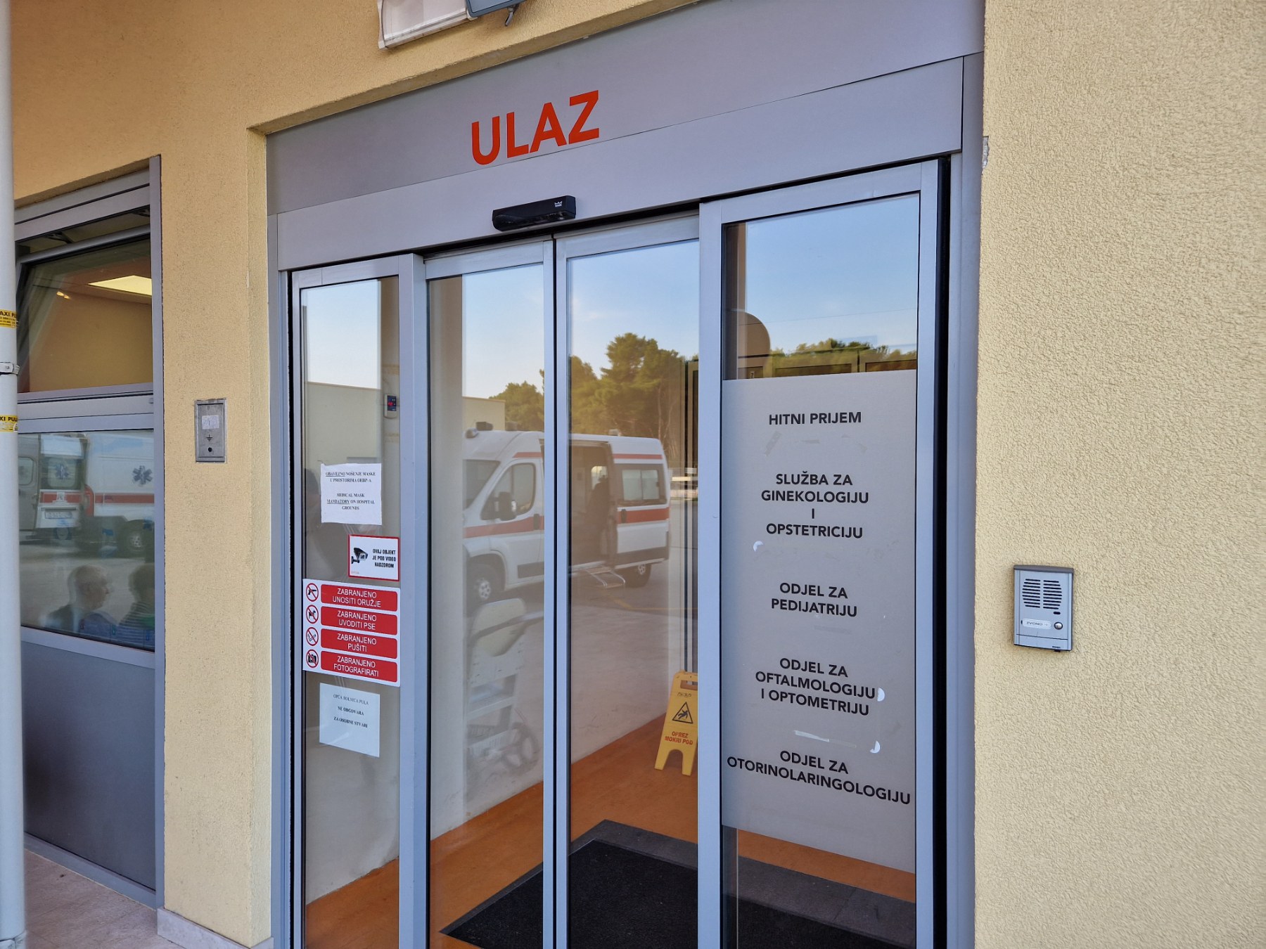 Biciklist izgubio nadzor, pao na kolnik i udario u automobil U NESREĆI JE TEŠKO OZLIJEĐEN 