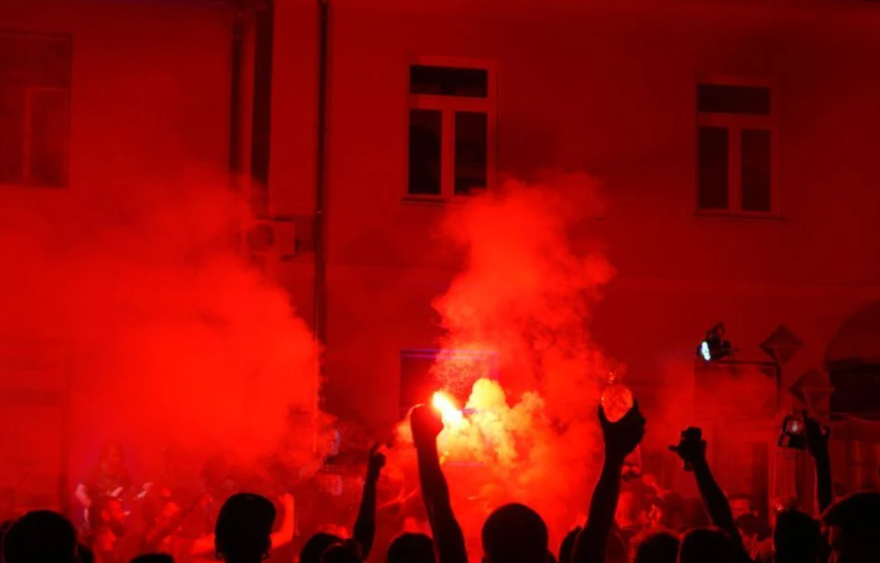 'PAZIN PONOVNO GORI' Uskoro ritam postaje plamen, a pankerski se zvuk pretvara u vatru
