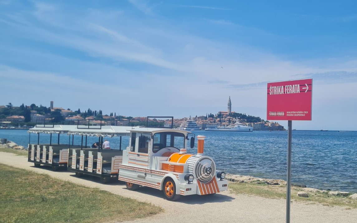 U Rovinju s vožnjama započeo turistički cestovni vlakić, dio korisnika društvenih mreža žali se na cijenu