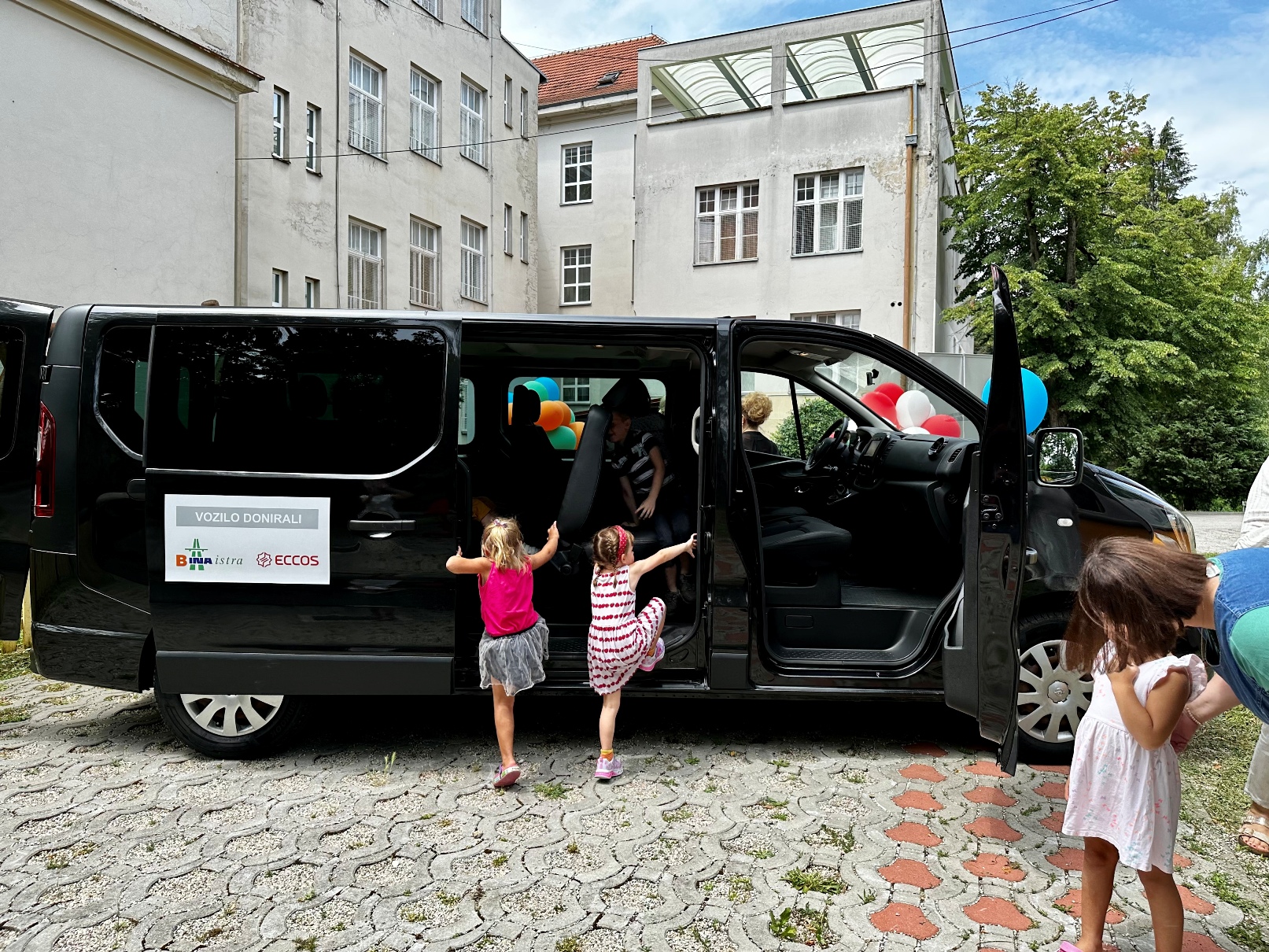 (FOTO) Bina-Istra i Eccos donirali kombi vozilo Dječjem domu Zagreb