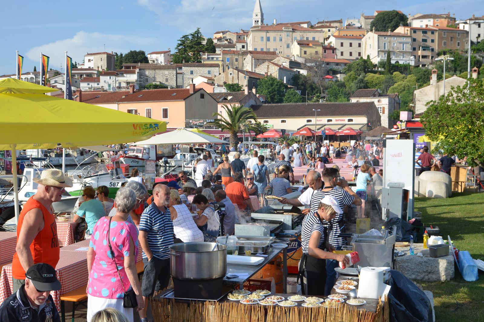 OVOG PETKA U VRSARU Fešta od mora uz živu glazbu i morske specijalitete