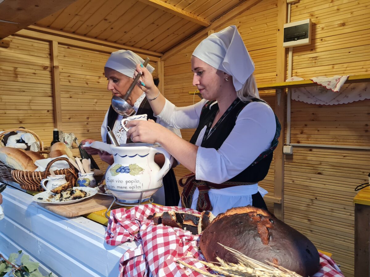 Večeras u Rovinju brojna događanja: turnir u briškuli i trešeti, potezanje konopa, nošenje kašeta, Festival istarske supe...