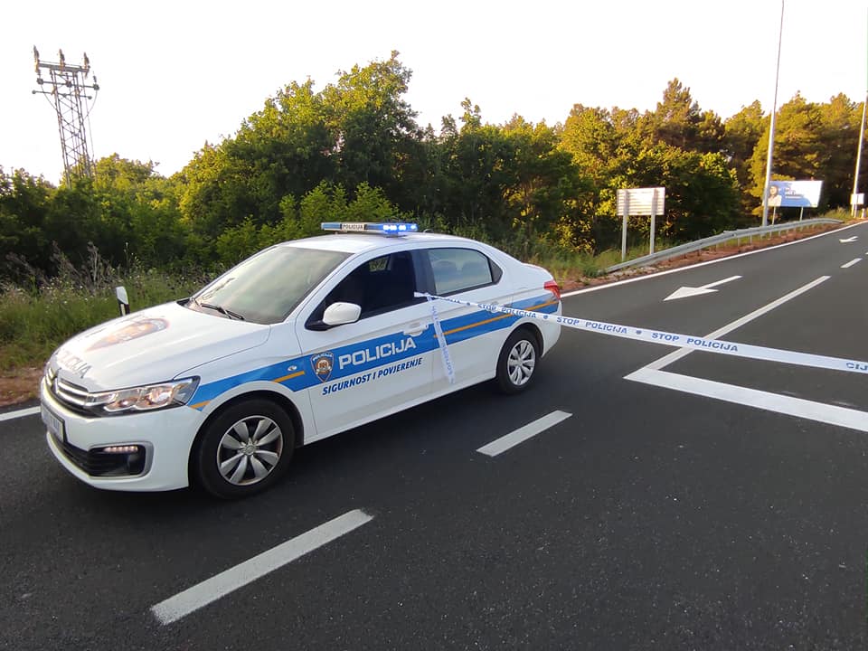 TRAGEDIJA KOD LUPOGLAVA Poginule dvije osobe, automobilom udarili u stablo pa se zapalili