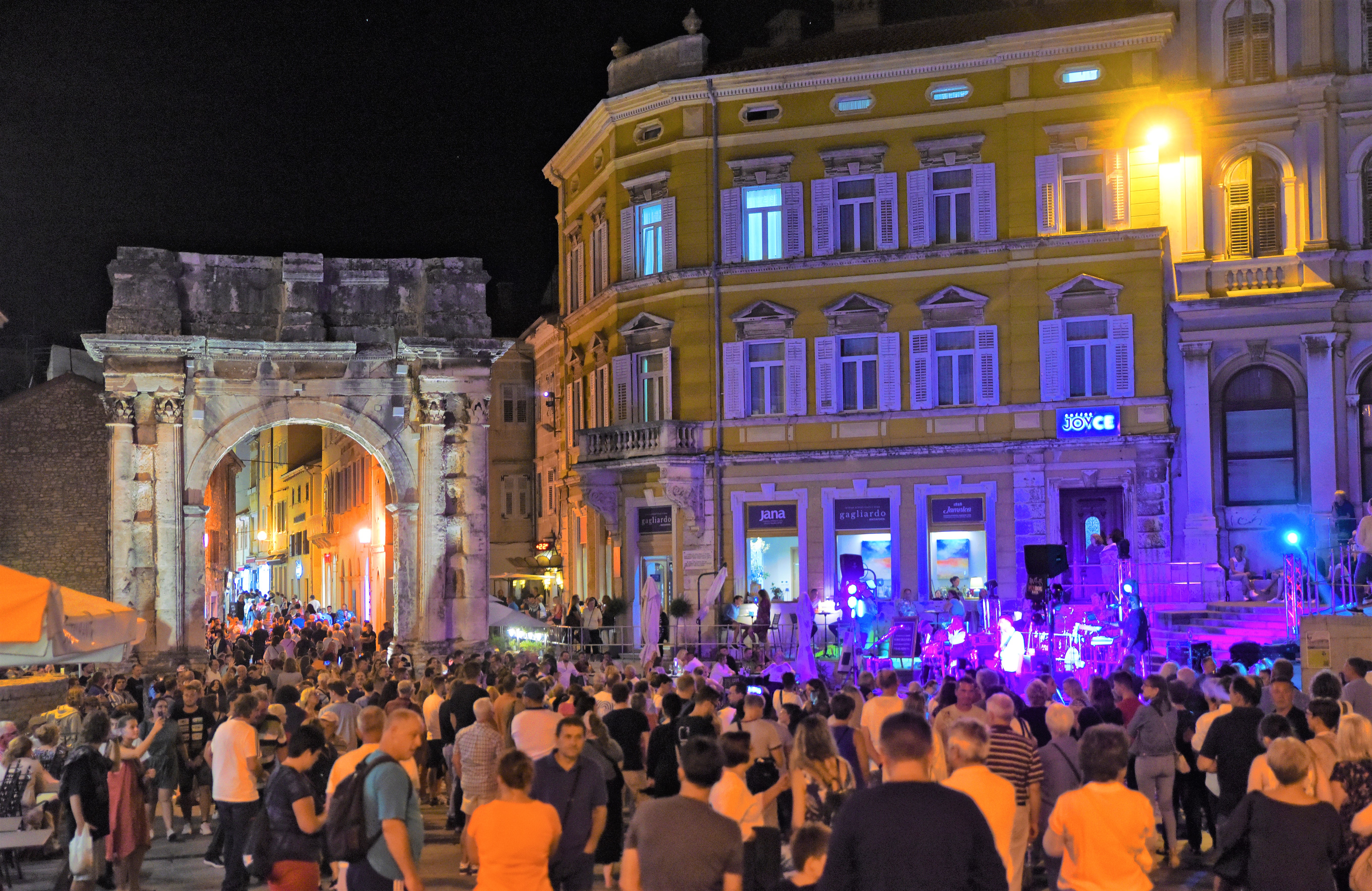 FOTO Tradicionalna Pulska noć privukla veliki broj posjetitelja