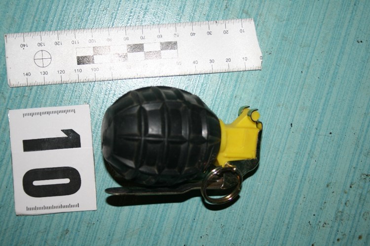 Čistila kuću pa pronašla pištolj, muškarac kod Kringe pronašao ručnu bombu