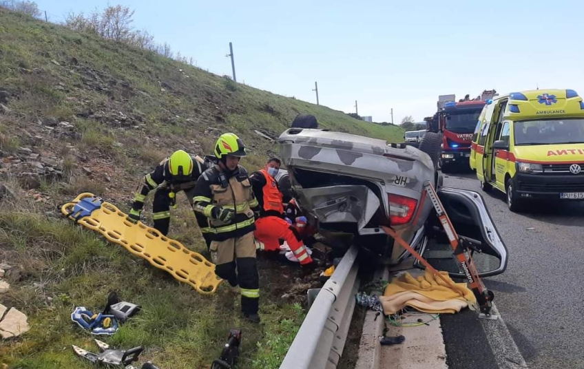 POZNATI DETALJI Automobilom udarili u stijenu pa se prevrnuli na krov POGINUO JE 38-GODIŠNJI VOZAČ