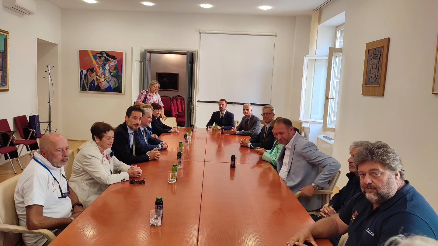 ROVINJ Posadi broda Klizia Ekomuzeja Egea iz Fertilije uručena prigodna dobrodošlica
