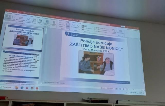 'ZAŠTITIMO NAŠE NONIĆE' Policijski službenici za prevenciju educirali građane u Puli i Labinu