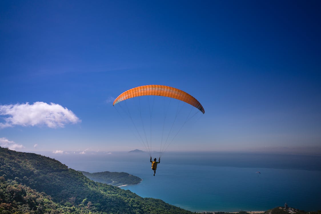 PREVEZEN U RIJEČKU BOLNICU Letio paraglajderom pa zapeo za stablo i pao s 10 metara visine