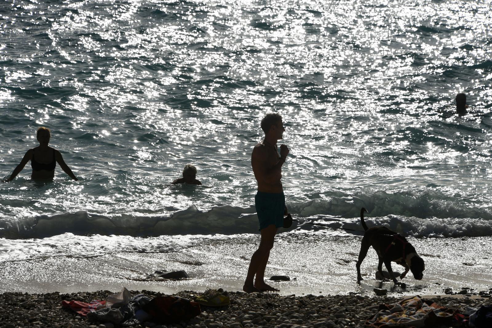 Kupači u Puli iskoristili možda posljednju priliku za uživanje na plaži