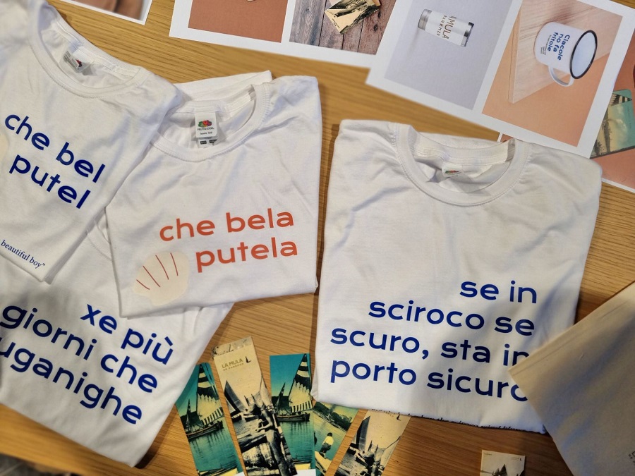 POREČ Stihovi pjesme 'La mula de Parenzo' na majici, torbi, šalici i još puno drugih suvenira