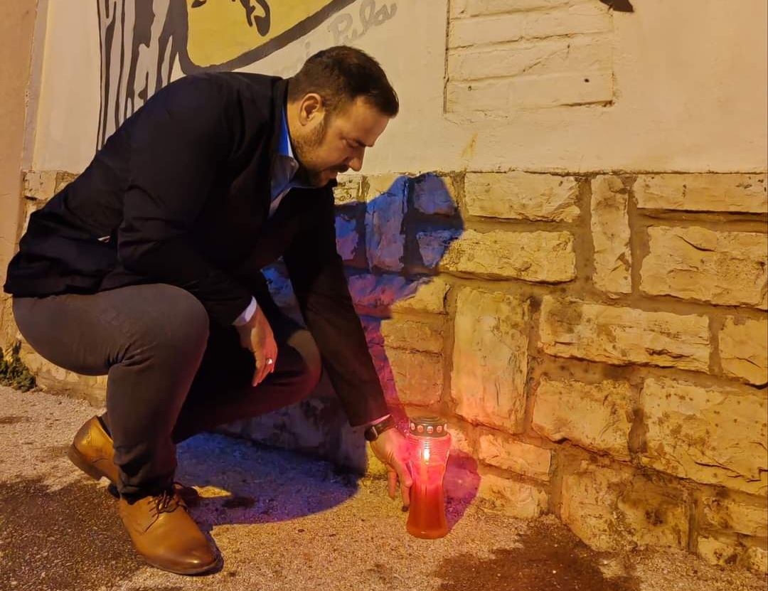 ODLAZI U GRAD HEROJ Gradonačelnik Zoričić ususret Mimohodu zapalio svijeću u Vukovarskoj ulici u Puli 