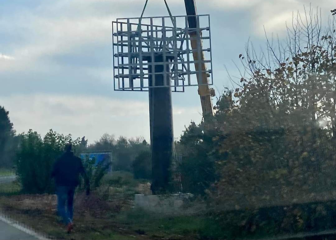 Unatoč zabrani Grada Vodnjana, investitor uz državnu cestu ipak bespravno postavio reklamni pano