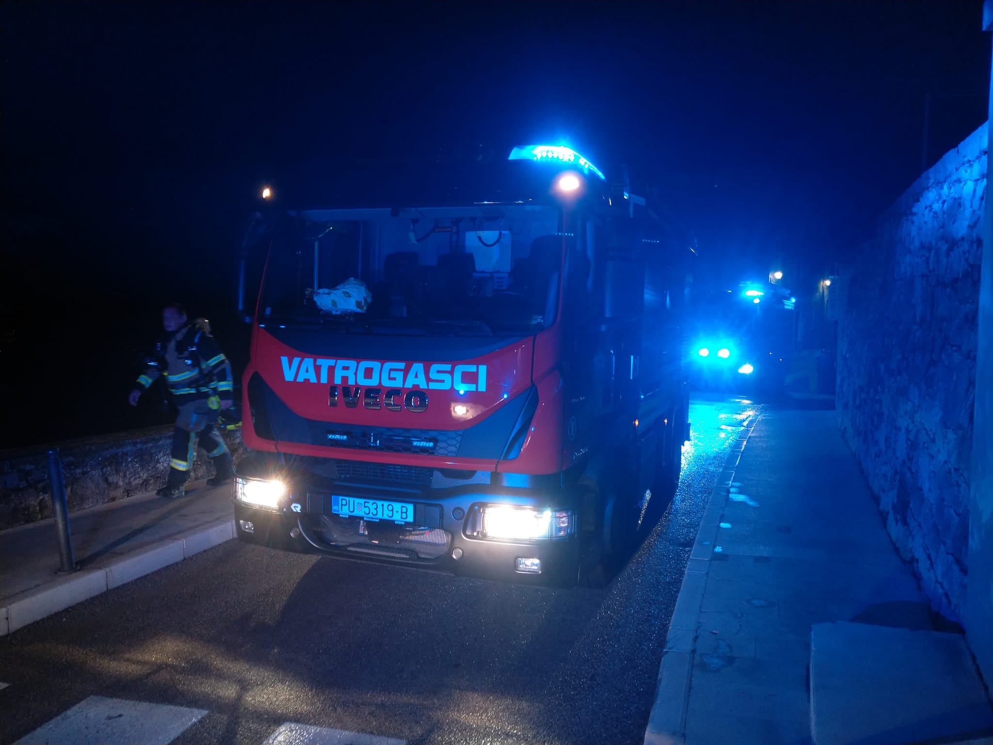 GORILO U PULI Vatrogasci oko 4 ujutro ugasili požar u ugostiteljskom objektu