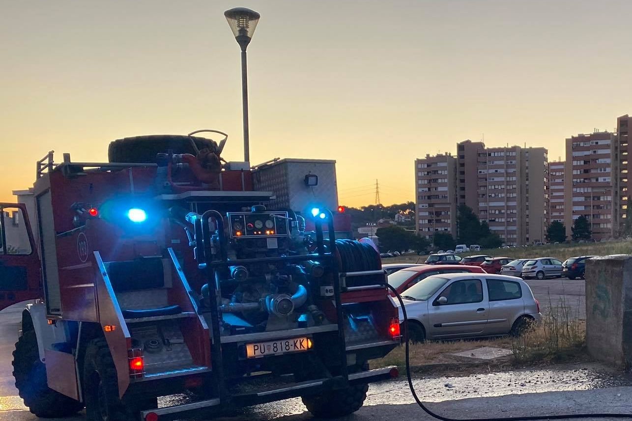 Na parkiralištu u Puli izbio požar automobila VATRA ZAHVATILA I VOZILA U BLIZINI