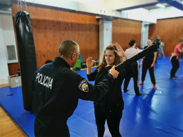 VIŠE OD 130 POLAZNICA U Puli policija uspješno održala tečaj za žene 'Nauči samoobranu s interventnom'