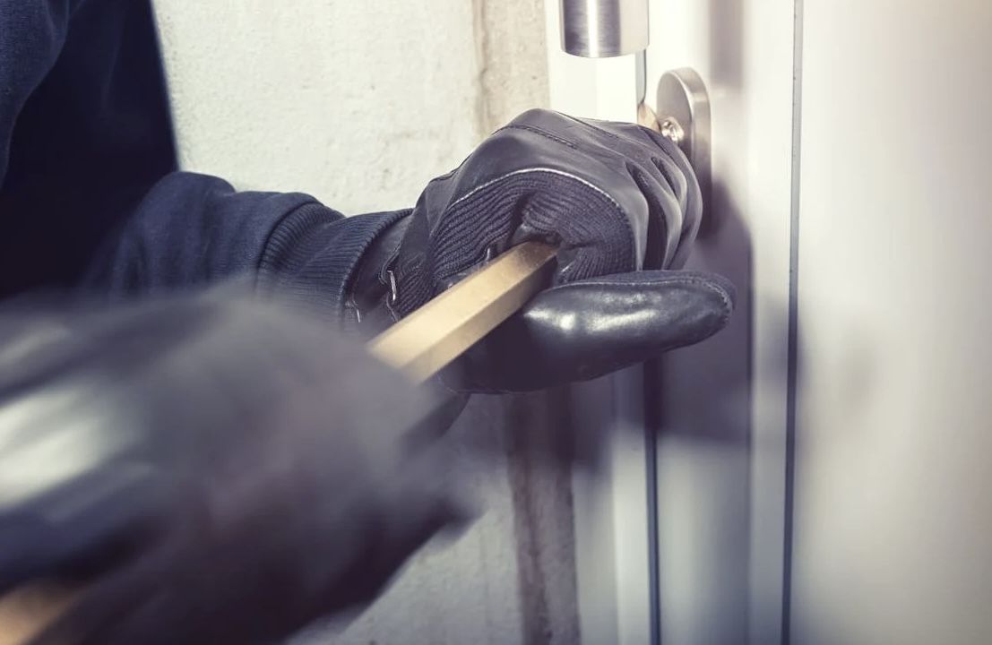 PROVALIO U 4 KUĆE Policija intenzivno traga za počiniteljem koji je na području Umaga provalio u objekte