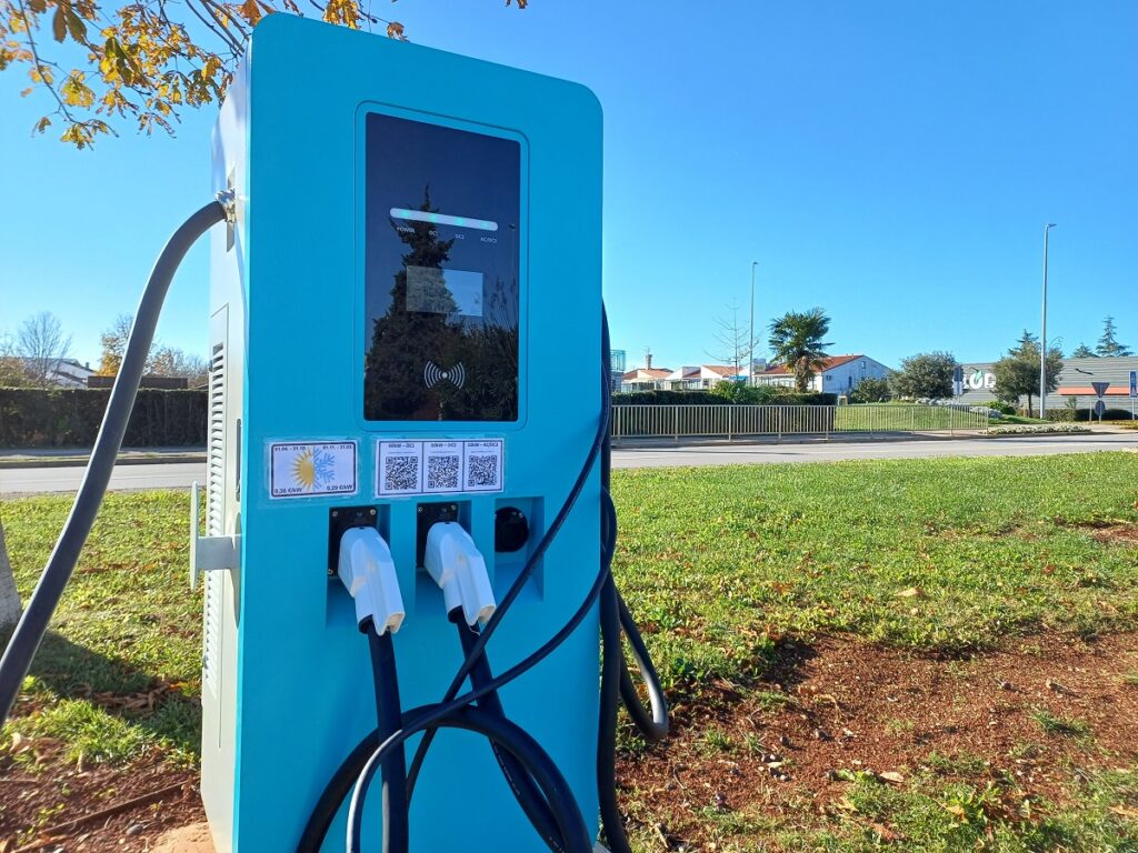 U Novigradu postavljena nova punionica za električna vozila