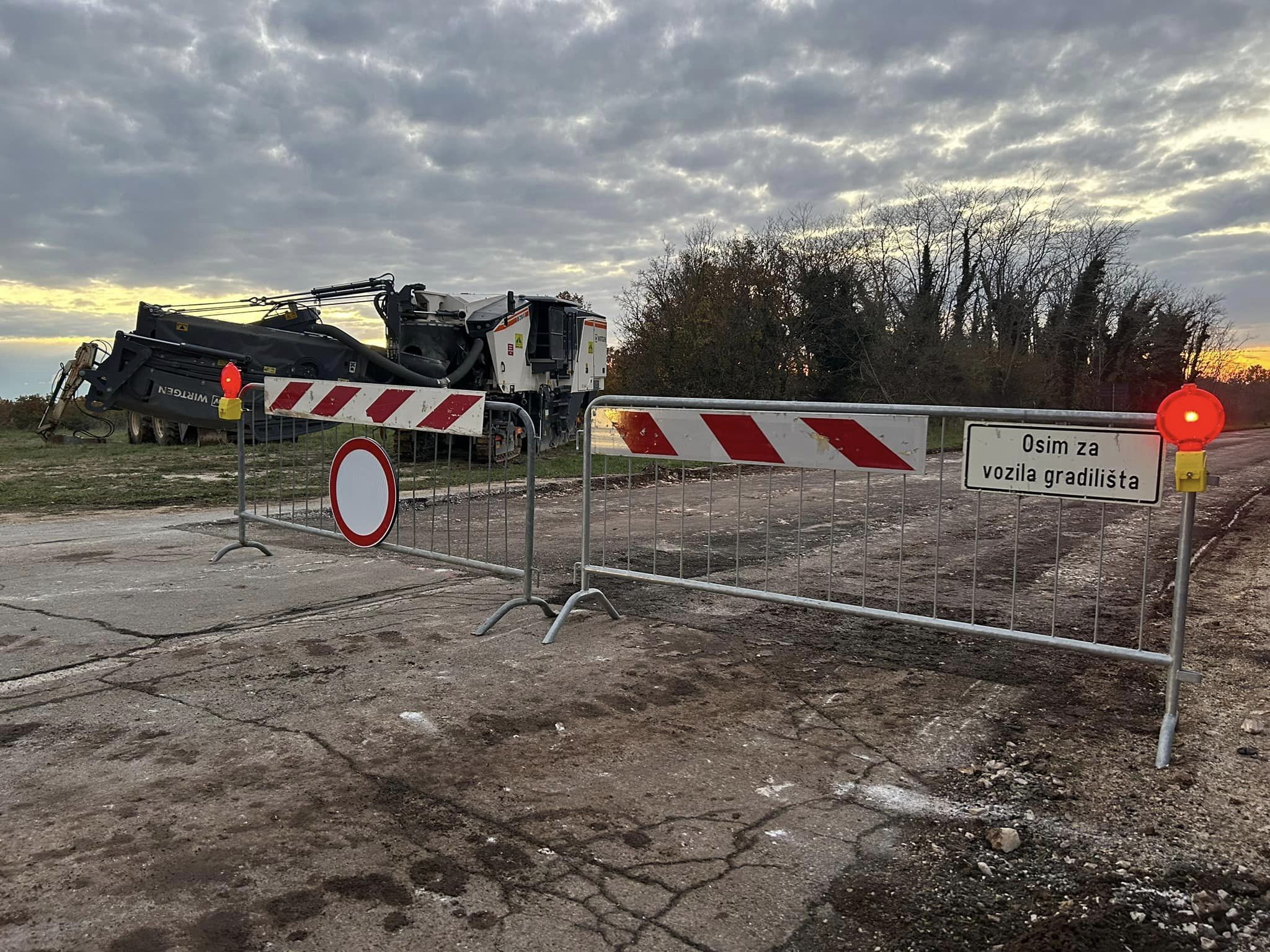 Za sav promet zatvorena je cesta Smoljanci – Svetvinčenat