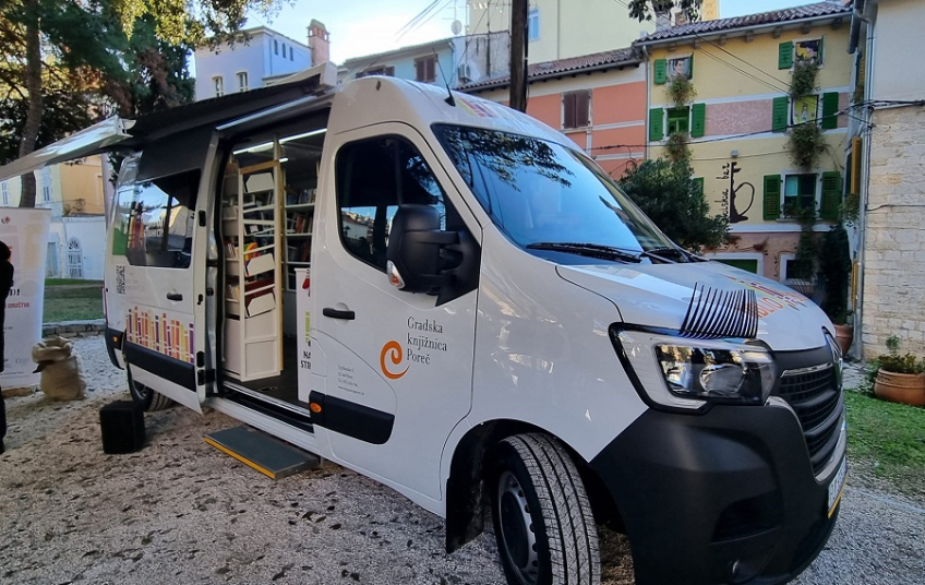 bibliobus_s_osmjehom_large.jpg