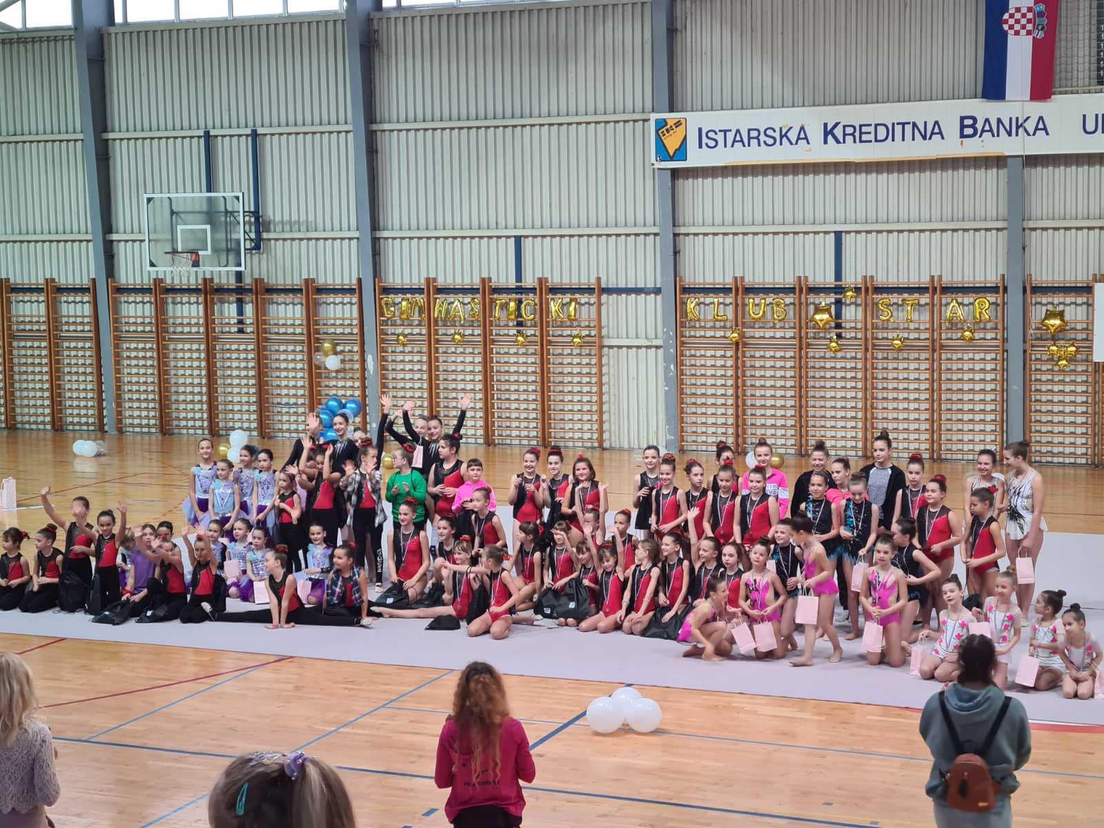 ROVINJ DOBIO I GIMNASTIČKI KLUB Iskusna gimnastičarka Melita Kolarec okupila veliki broj djevojčica