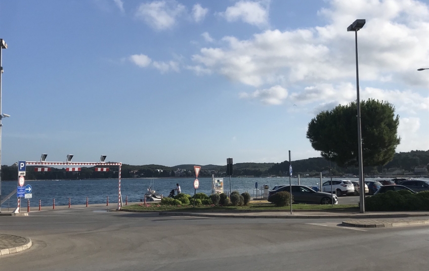 BUDITE STRPLJIVI! Komunalni servis Rovinj započeo s radovima na obilježavanju horizontalne prometne signalizacije