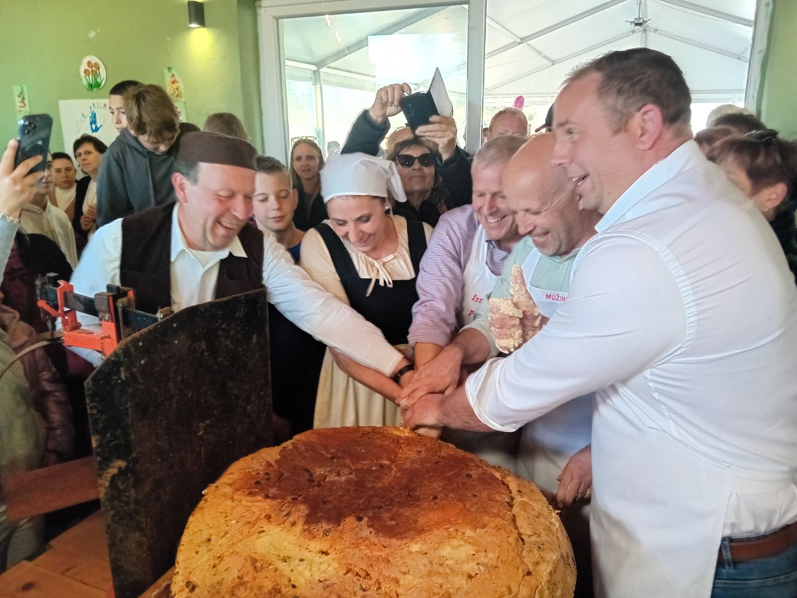 Ovogodišnja pinca težila je 41 kilogram! Na Žminjštini uspješno održana manifestacija 'Istrijanske pinci pod čerepnjon na ugnjišće' 