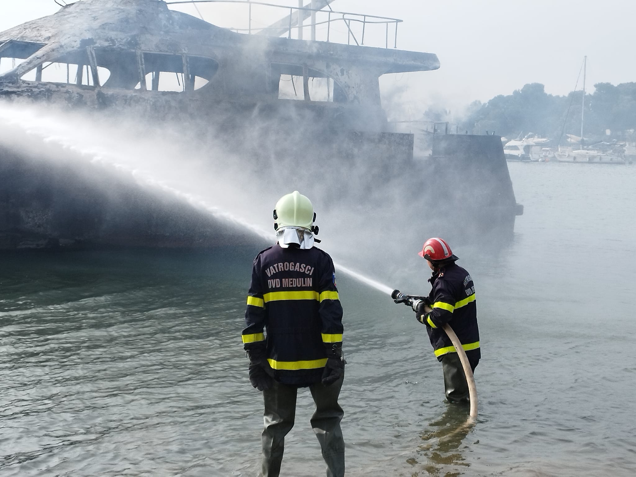 OZLIJEĐEN JEDAN VATROGASAC 'U Medulinu je požar zaprijetio još jednoj marini'