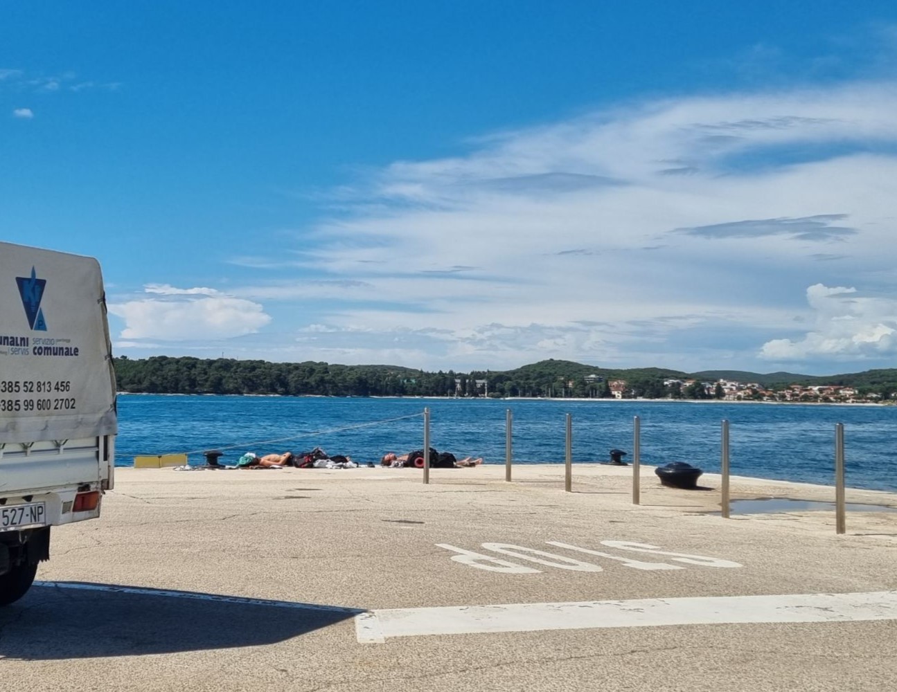 FOTO BILJEŠKA Mjesto im nije bitno: Turisti se u Rovinju sunčali na parkingu...